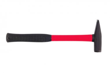 Beyaz arka planda izole kırmızı ve siyah kauçuk kolu ile tek metal çekiç