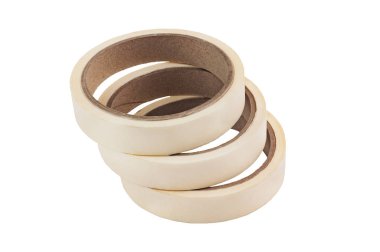 Beyaz arka planda yalıtılmış paketleme için üç yapışkan kağıt bandı yığını