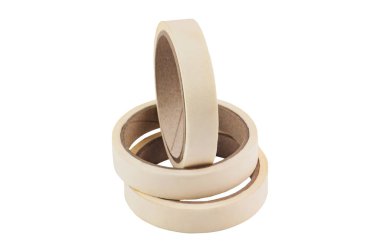 Beyaz arka planda yalıtılmış paketleme için üç yapışkan kağıt bandı yığını