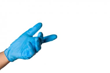 Beyaz arka planda izole mavi kauçuk eldiven insan eli. Tıbbi veya temizlik konsepti