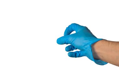 Beyaz arka planda izole mavi kauçuk eldiven insan eli. Tıbbi veya temizlik konsepti