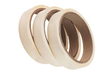 Beyaz arka planda yalıtılmış paketleme için üç yapışkan kağıt bandı yığını