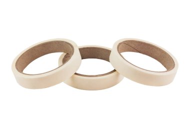 Beyaz arka planda yalıtılmış paketleme için üç yapışkan kağıt bandı yığını