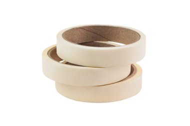 Beyaz arka planda yalıtılmış paketleme için üç yapışkan kağıt bandı yığını