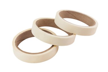 Beyaz arka planda yalıtılmış paketleme için üç yapışkan kağıt bandı yığını