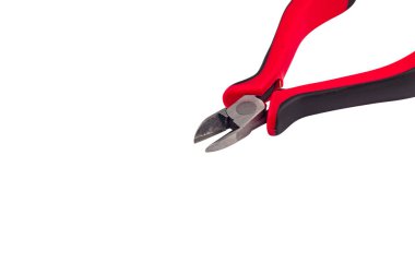 Kırmızı ve siyah plastik veya kauçuk kolları gölge olmadan beyaz arka planda izole tel kesme için nippers