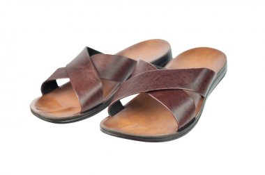 İki kahverengi deri şeritler ve plastik veya kauçuk taban beyaz arka plan üzerinde izole ile tatil veya iç deniz yanında plaj için hafif terlik çifti