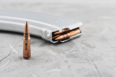 Saldırı tüfeği ve eski gri kırık beton tek mermi için Gümüş tam dergi