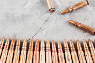 Eski gri kırık beton üzerinde mermi satır ve üç mermi