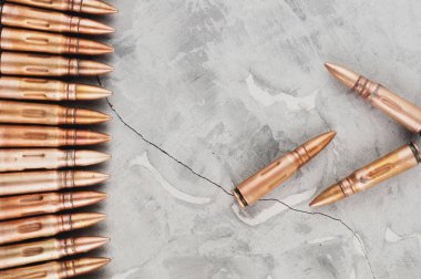 Eski gri kırık beton üzerinde mermi satır ve üç mermi