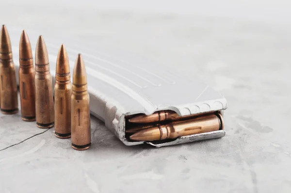 Revista Completa Prata Para Rifle Assalto Fileira Balas Concreto Quebrado — Fotografia de Stock