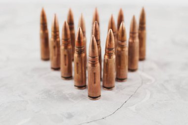 Eski gri kırık beton üzerinde saldırı tüfeği için metal mermi Üçgeni