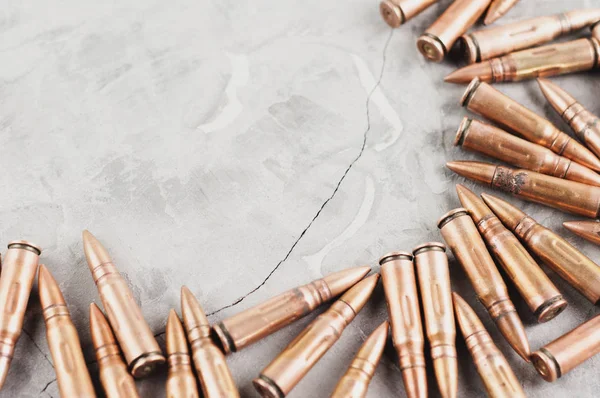 Muchas Balas Metal Dispersas Para Rifle Asalto Viejo Hormigón Gris —  Fotos de Stock