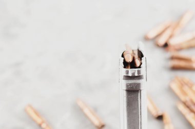 Saldırı tüfeği ve gri beton üzerinde birçok dağınık metal mermi için Gümüş tam dergi