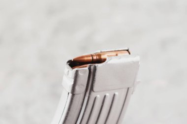 Gri beton üzerinde saldırı tüfeği için Gümüş metal tam dergi