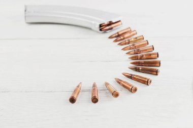 Eski rustik beyaz ahşap plakalar üzerinde saldırı tüfeği ve mermi satır için Gümüş tam dergi