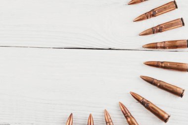 Eski rustik beyaz ahşap kalas üzerinde saldırı tüfeği için birçok mermi