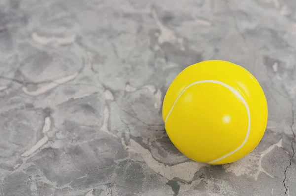 Een Nieuwe Gele Zachte Rubber Tennisbal Oude Versleten Cement — Stockfoto