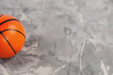Eski yıpranmış çimento üzerinde bir yeni turuncu yumuşak kauçuk basketbol topu