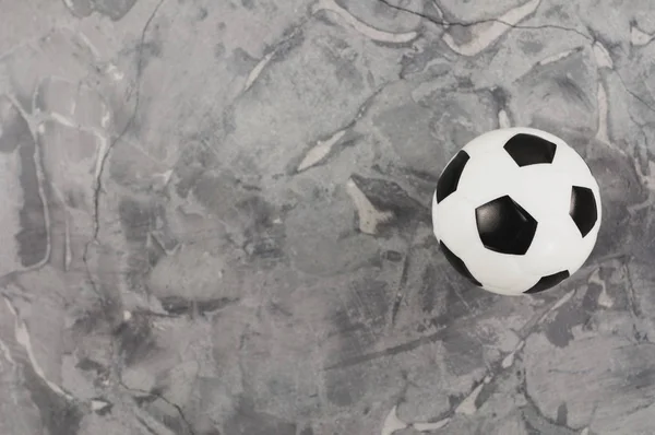 Een Nieuwe Zwart Wit Zachte Rubber Soccer Ball Oude Versleten — Stockfoto