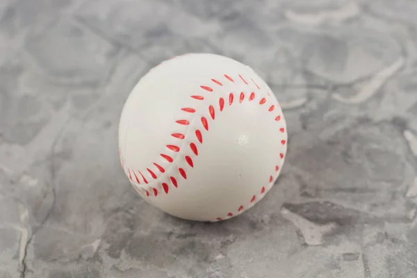 Een Nieuwe Witte Rode Zachte Rubberen Honkbal Bal Oude Versleten — Stockfoto