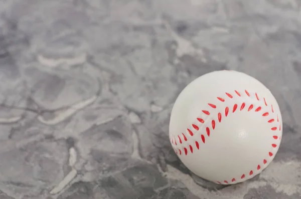 Een Nieuwe Witte Rode Zachte Rubberen Honkbal Bal Oude Versleten — Stockfoto