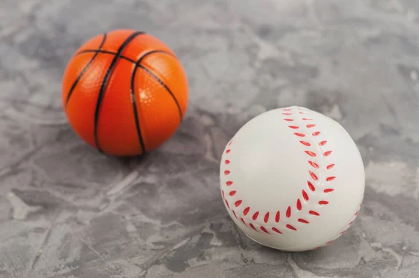 Dos Nuevas Pelotas Baloncesto Béisbol Goma Blanda Sobre Cemento Usado — Foto de Stock