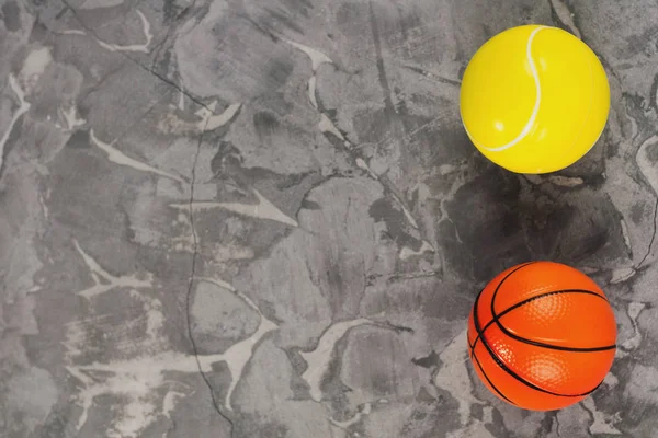 Dos Nuevas Pelotas Tenis Baloncesto Goma Blanda Sobre Cemento Usado — Foto de Stock