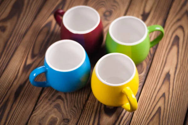 Quatre Tasses Propres Céramique Vides Colorées Sur Une Vieille Table — Photo