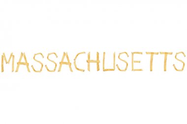 Word Massachusetts beyaz arka plan üzerinde izole kızarmış patates kızartması uzun çubuklar dışarı koydu