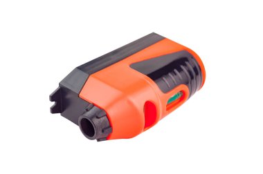 Gölge olmadan beyaz arka plan üzerinde izole yatay veya dikey ölçmek için su kabarcığı ile bir kırmızı ve siyah plastik lazer seviyesi