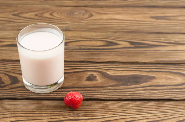 Jahodový Jogurt Skle Jedna Zralá Jahoda Rustikálním Dřevěném Prkně — Stock fotografie