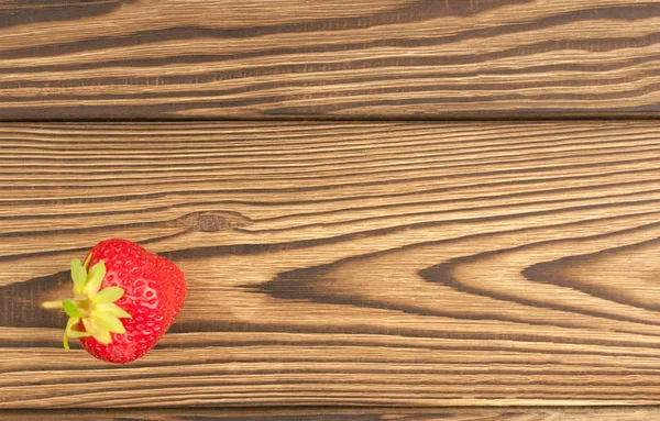 Einzelne Frische Reife Erdbeeren Auf Alten Rustikalen Dielen — Stockfoto