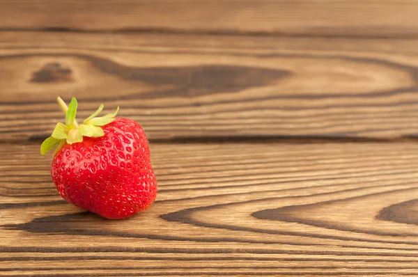 Einzelne Frische Reife Erdbeeren Auf Alten Rustikalen Dielen — Stockfoto