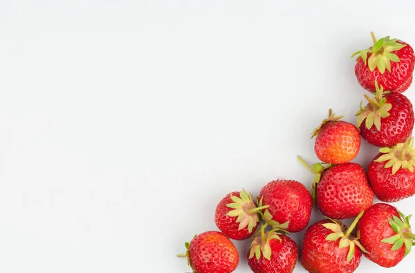 Dreieck Frischer Reifer Erdbeeren Auf Weißem Hintergrund — Stockfoto