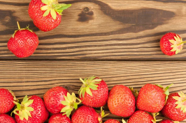 Viele Reife Erdbeeren Auf Altem Holzgrund — Stockfoto