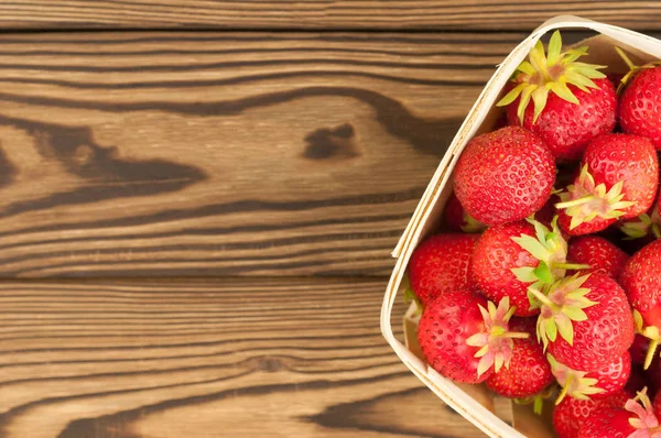 Erdbeeren Weidenkorb Auf Rustikalem Holzhintergrund — Stockfoto