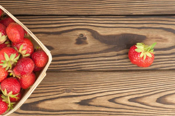 Stapeln Reife Erdbeeren Weidenkorb Und Einzeln Auf Alten Rustikalen Holzplanken — Stockfoto