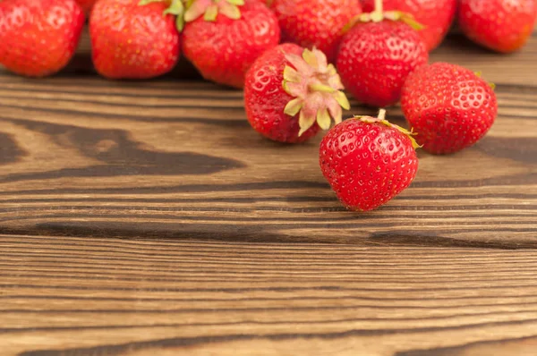 Frische Reife Erdbeeren Auf Holzplanken — Stockfoto