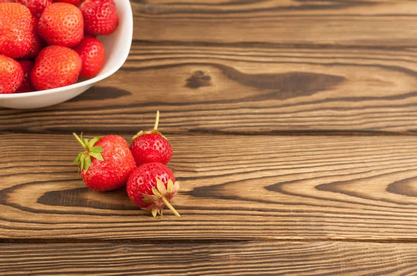 Frische Reife Erdbeeren Auf Rustikalem Hintergrund — Stockfoto