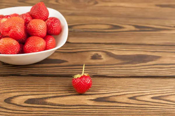 Frische Erdbeeren Weißer Schüssel Und Einzelne Reife Erdbeeren Auf Holzplanken — Stockfoto