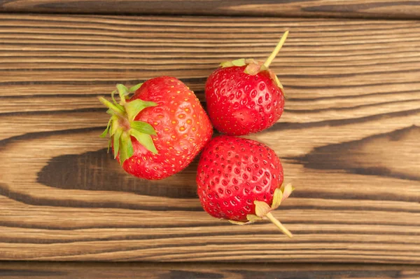Drei Frische Reife Erdbeeren Auf Rustikalem Hintergrund — Stockfoto