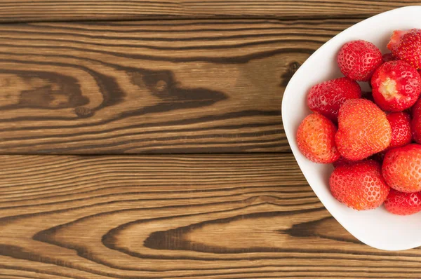 Viele Frische Erdbeeren Schale Auf Alten Holzplanken — Stockfoto