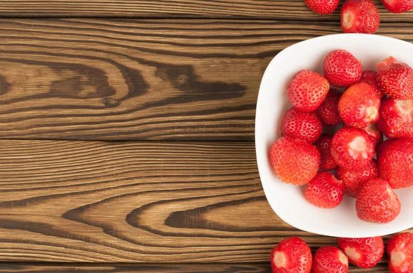 Reif Schale Und Verstreute Erdbeeren Auf Altem Rustikalem Holzgrund — Stockfoto