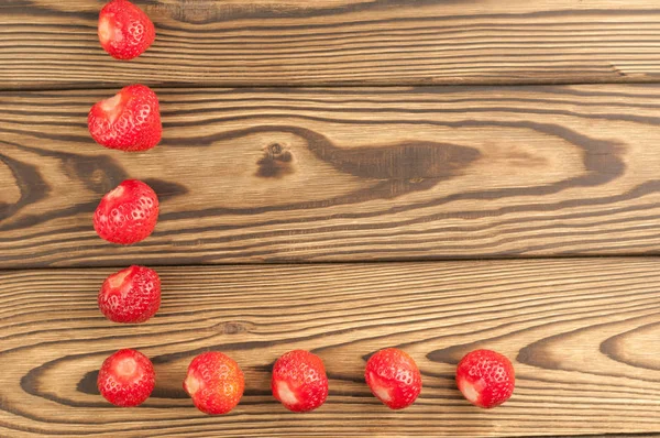 Reihe Frischer Reifer Erdbeeren Auf Altem Holzgrund — Stockfoto