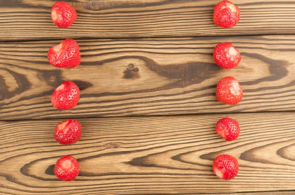 Zwei Reihen Erdbeeren Auf Altem Holzgrund — Stockfoto