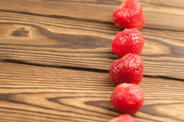 Reihe Frischer Erdbeeren Auf Alten Holzplanken — Stockfoto