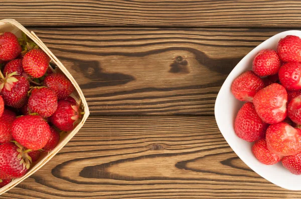 Frische Erdbeeren Weißer Schüssel Und Weidenkorb Auf Rustikalen Holzplanken — Stockfoto