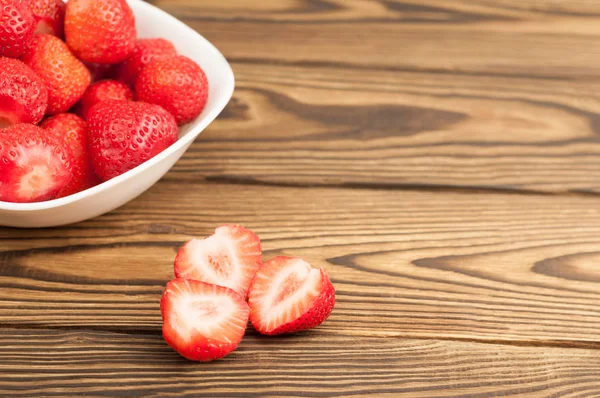 Zweigeteilte Frische Erdbeeren Und Erdbeeren Einer Weißen Schüssel Auf Alten — Stockfoto