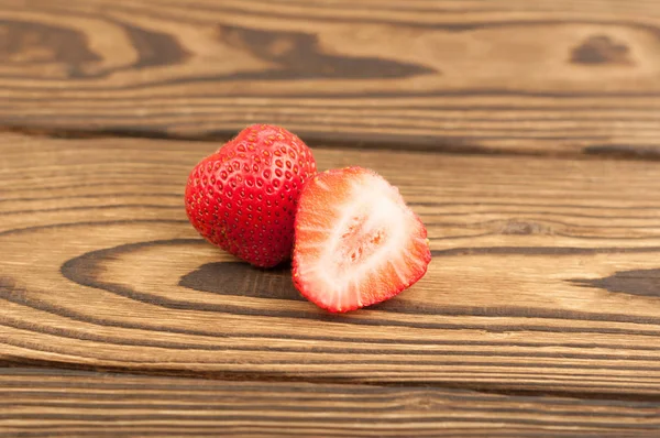 Geteilte Frische Erdbeere Auf Altem Holzgrund — Stockfoto